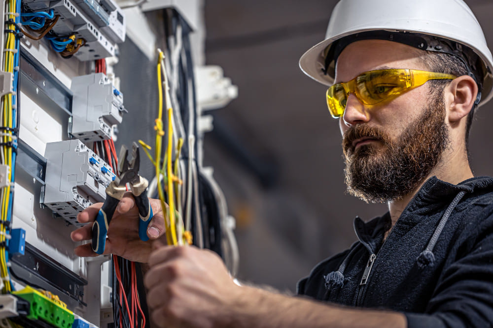 Electricista trabajando con equipos de protección
