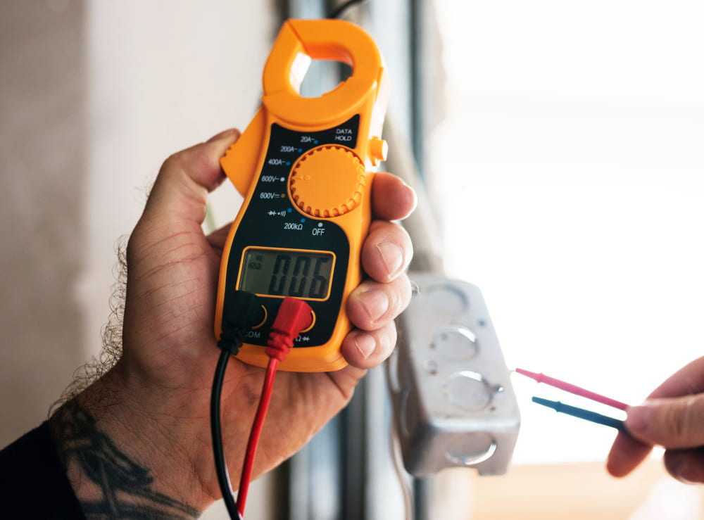Pinza amperimetrica — Riesgo eléctrico en oficinas y locales